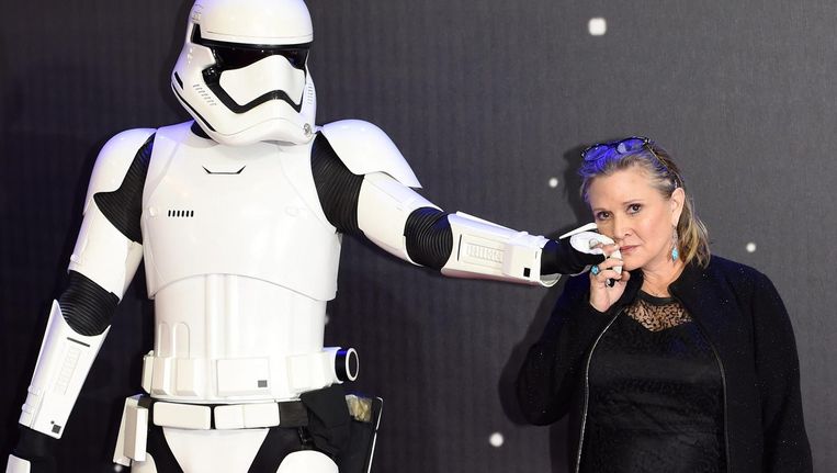 Carrie Fisher met een stormtrooper bij de Europese première van Star Wars: The Force Awakens Beeld epa