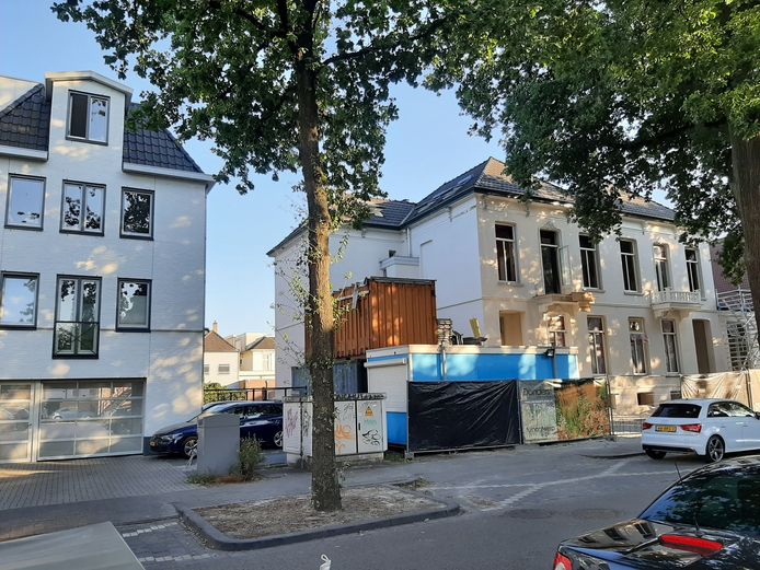 Links appartementencomplex ParkStaete, rechts het voormalige pand van De Passerel. Een muurtje tussen beide percelen aan de Paslaan in Apeldoorn ging vandaag om.