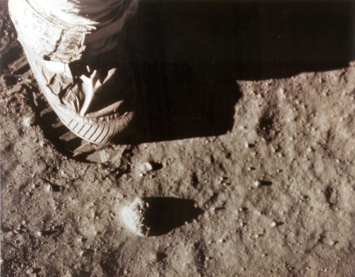 Het eerste dat Neil Armstrong moest doen was een handvol maanstof en stenen pakken