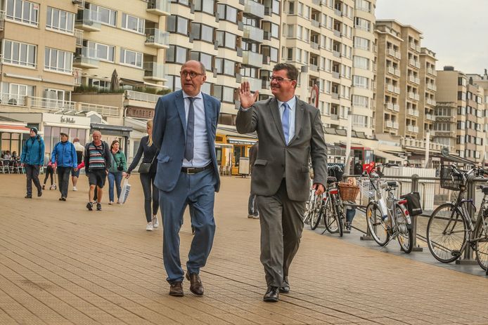 Johan Vande Lanotte (l., sp.a) en Bart Tommelein (Open Vld) op de dijk in Oostende. Wie van hen schopt het tot volgende burgemeester in de koningin der badsteden?