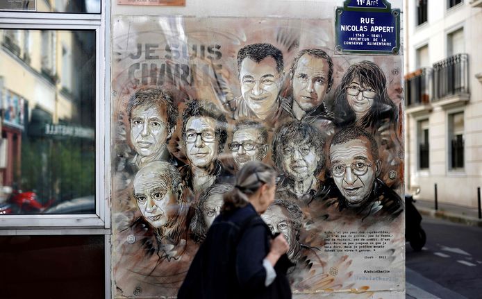De in januari 2015 uitgemoorde redactie van Charlie Hebdo, hier op een muurschildering in Parijs.