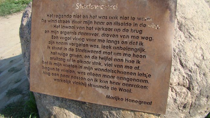 De steen bij de entree van de Stadswaard, toen het gedicht er nog wel was.