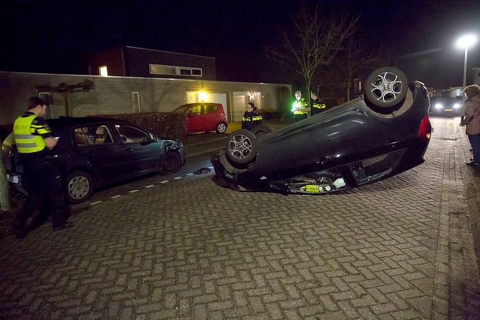 Auto op zijn kop op Travertijndijk in Roosendaal. Foto Christian Traets / MaRicMedia