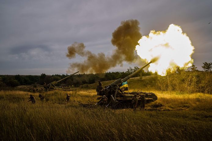 Oekraïense tankers openen het vuur aan de frontlinie in de Oost-Oekraïense regio Charkiv.