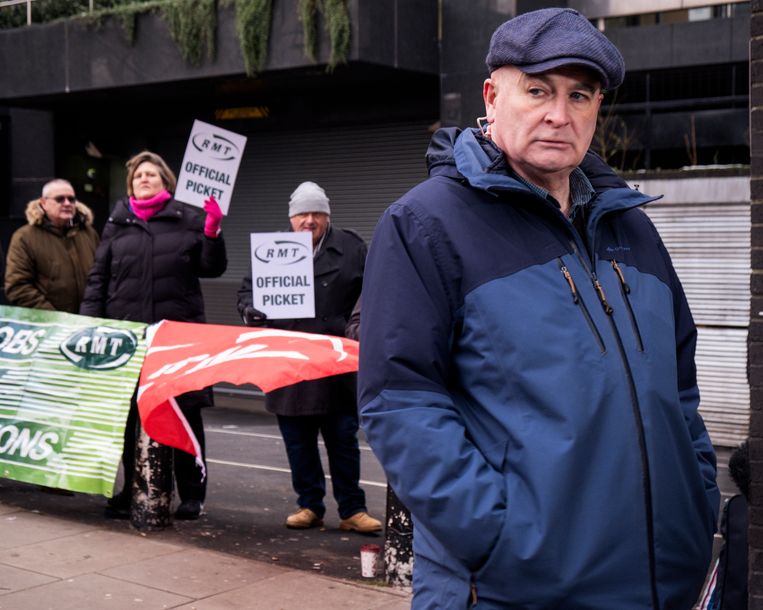 Demonstranten steunen de staking buiten Euston station in Londen. Beeld Carlotta Cardana