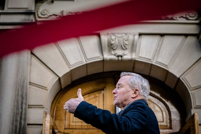 Eric van der Burg, staatssecretaris Asiel en Migratie, bij aankomst op het Binnenhof.