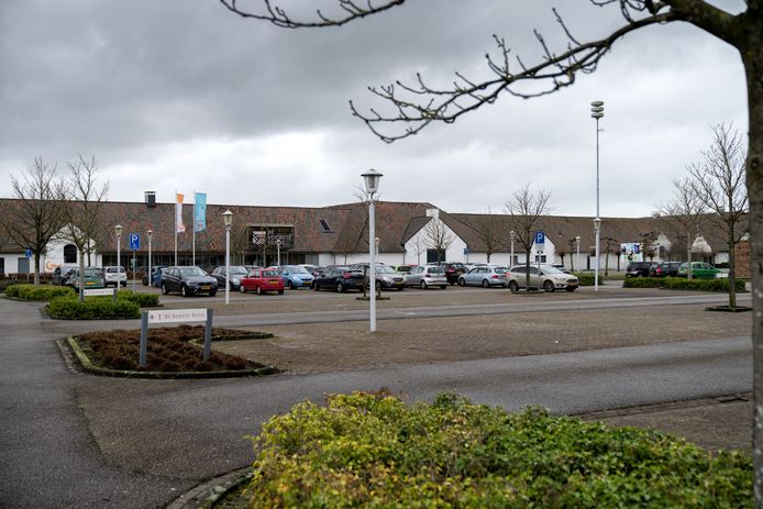 Een deel van het parkeerterrein bij De Voorste Venne. De parkeerplaats is grotendeels leeg. Dat biedt wellicht mogelijk om appartementen op het plein te bouwen.