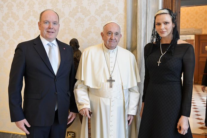 Paus Franciscus, tussen Albert en Charlene.