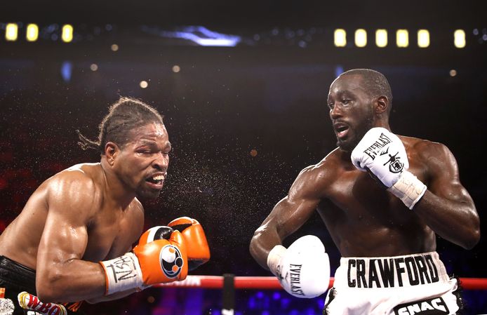 Terence Crawford (r) haalt uit tegen Shawn Porter (l).