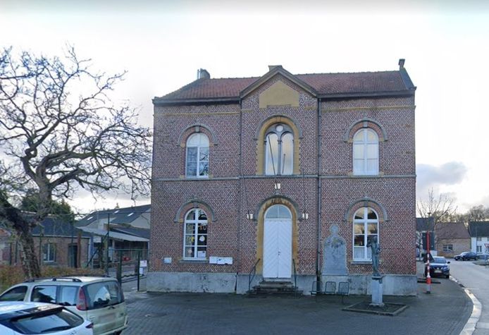 Het oud gemeentehuis van Houwaart wordt gerenoveerd.