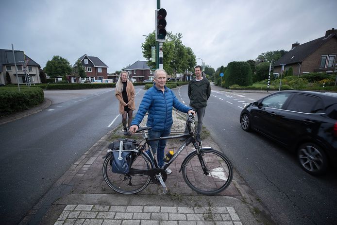 Mandy Beks, Ger Geurts en Lennert Godschalx bij de verkeerslichten die dreigen te verdwijnen.