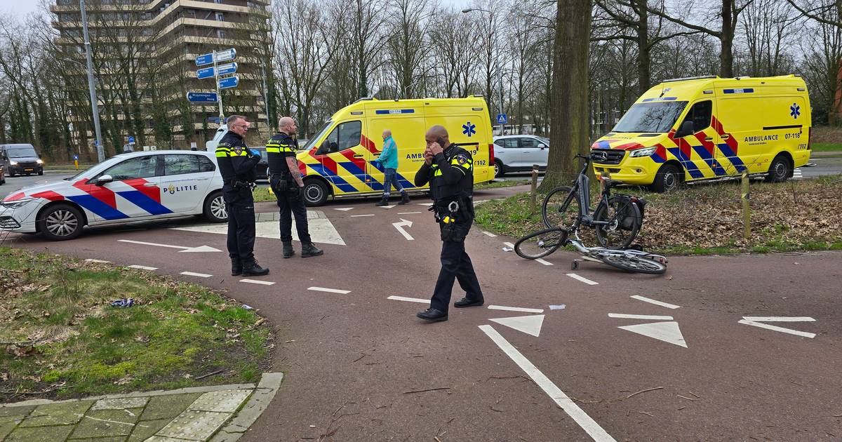 Fietser zwaargewond bij botsing op fietspad in Bennekom.