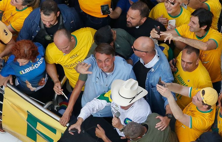 Op 7 september liet president Jair Bolsonaro zich nog omringen door actievoerende aanhangers. Beeld AFP
