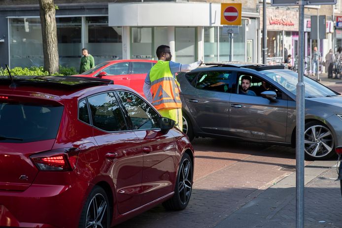 Kort na de veranderingen op de Kruisstraat in mei werden verkeersregelaars ingezet om automobilisten de juiste weg te wijzen.