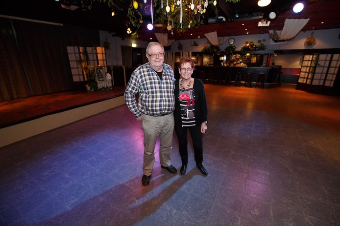 Rien en Mientje Heijnen op 65-jarige leeftijd in hun destijds stampvolle discotheek, Zaal Geerts.
