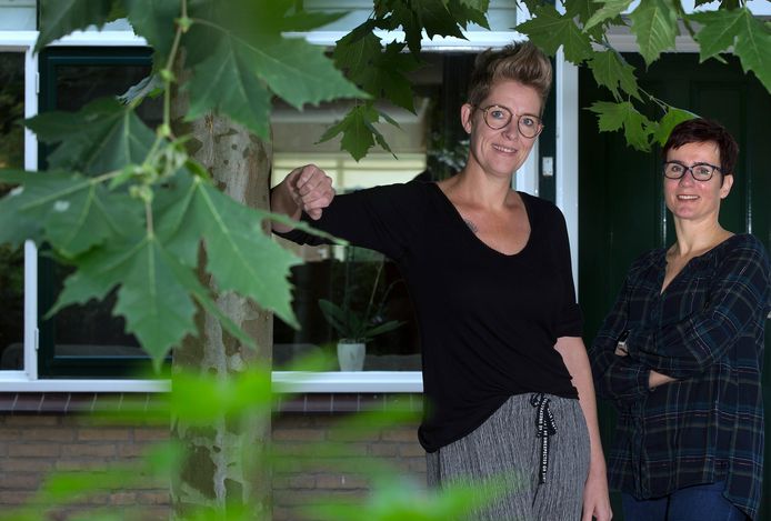 Koor Rhumtas uit Beltrum bestaat 60 jaar.  Inge Ratering (links) en Judith Hoffman.