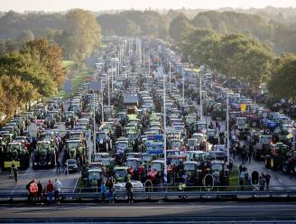 Lange files door protesterende boeren in Nederland, honderden steken vuurwerk af en blokkeren tramlijnen in Den Haag
