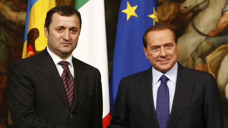 Oud-premier Vlad Filat met de toenmalige Italiaanse premier Berlusconi. Beeld AP