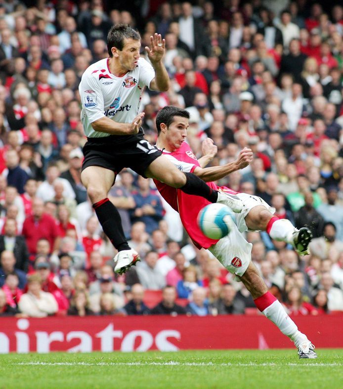 Liam Miller probeert namens Sunderland een schot van Arsenal-spits Robin van Persie te blokken op 7 oktober 2007.