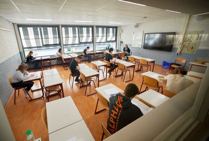 Een schoolexamen in coronatijd op het Maaslandcollege in Oss.