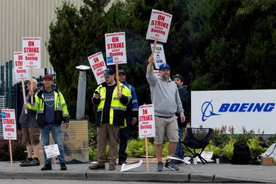 Boeing makes strikers “final offer” of 30 percent raise, investors react positively