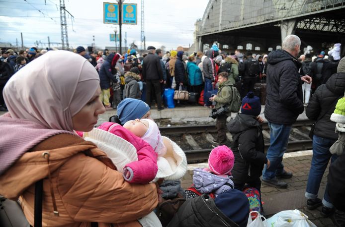 Mensen wachten op een trein op het centraal station van Lviv, Oekraïne.