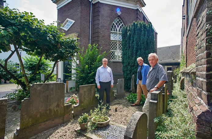 Van links naar rechts interim-predikant Marcel Zijlstra, Cees Metselaar en Cees van Schie bij de Veghelse Protestantse kerk.