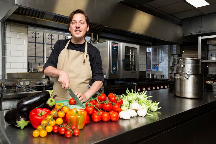 Niven Kunz in de keuken van zijn nieuwe restaurant Triptyque in het voormalige pand van restaurant 't Raethuys.