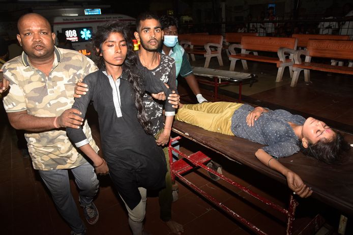 Slachtoffers van het verkeersongeluk in Kanpur, India, waarbij 26 doden en 16 zwaargewonden vielen.