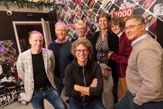 Tom Kuijpers van Lets Escape (links), naast hem is team Borne dolgelukkig, goed voor plaats 199 in de Top 2000 Escape Experience.