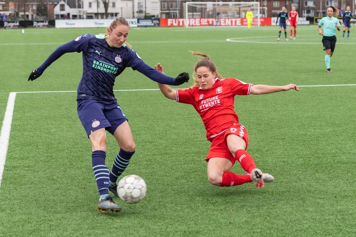 Nadia Coolen probeert voorbij Marisa Olislagers de bal voor te geven. 


during the match Twente - PSV (women)