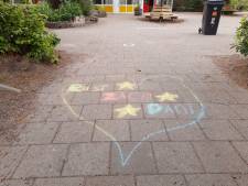 Kinderen stoepkrijten laatste boodschap aan omgebracht Dani (6) uit Geldermalsen: ‘Rust in vrede’