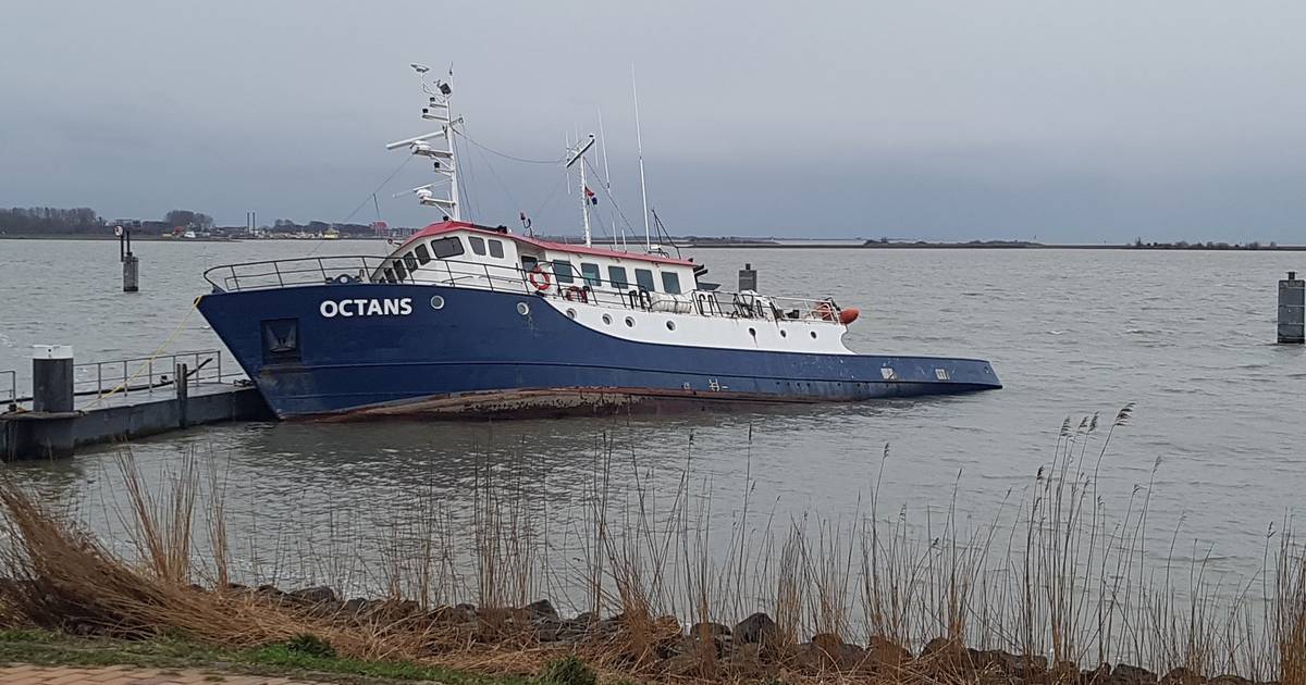 Boot zinkt in Bataviahaven tijdens storm, maar is nu weer boven water