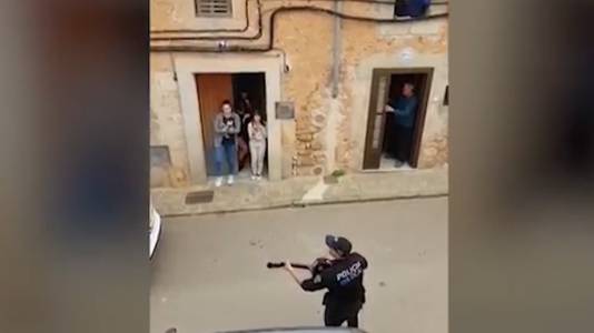 Politie zingt in de straten van Mallorca