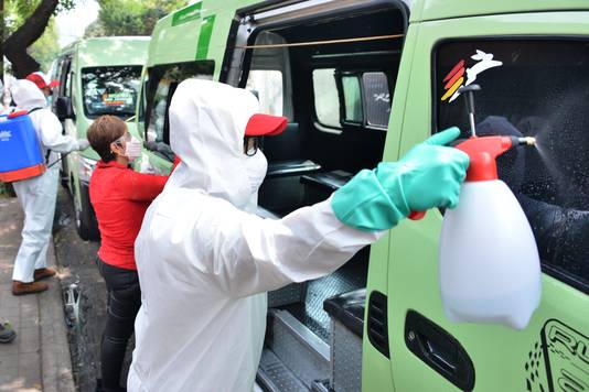 Medewerkers desinfecteren enkele busjes van het OV in Mexico-Stad. (30/07/2020)