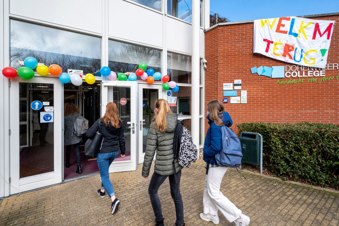 eindelijk-weer-naar-school-in-doorwerth-600-leerlingen-per-dag-welkom