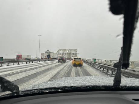 Plotselinge hagelbui overvalt automobilisten in Rotterdam