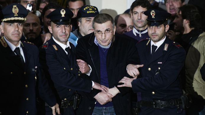 Camorra Baas Opgepakt In Bunker In Napels Buitenland Ad Nl José manuel reina moet vrezen voor een maandenlange schorsing vanwege banden met de 'camorra', een bekend maffiasyndicaat in napels. camorra baas opgepakt in bunker in