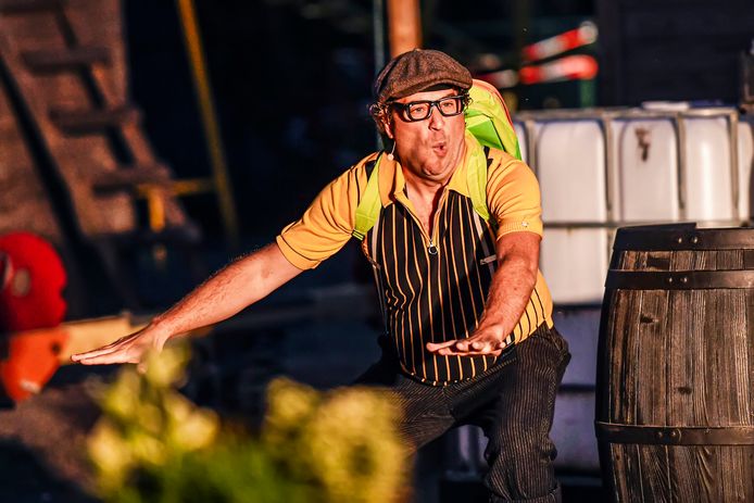 Tonprater Joep de Wildt in coronatijd, grappen makend op het terras van Gastel Sfeer.