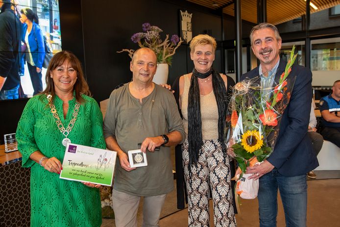Medaille van verdienste voor afzwaaiend wijkagent Sint Willebrord ...
