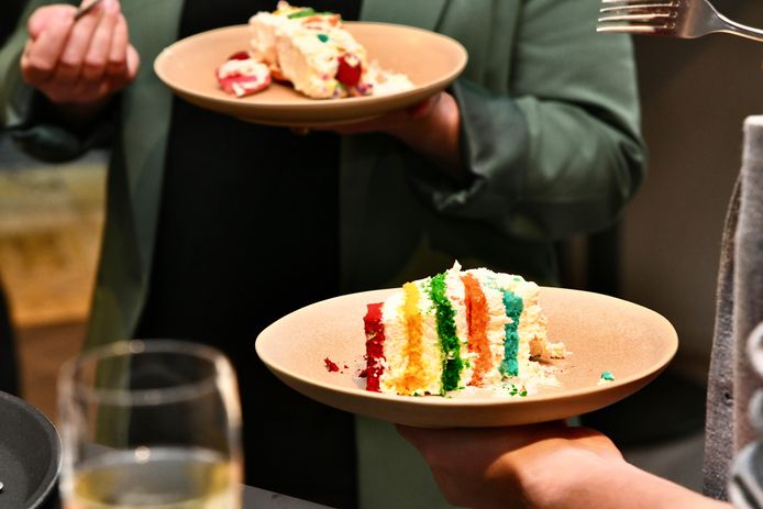 De opstart van het regenboogcafé werd gevierd met een heuse regenboogtaart.