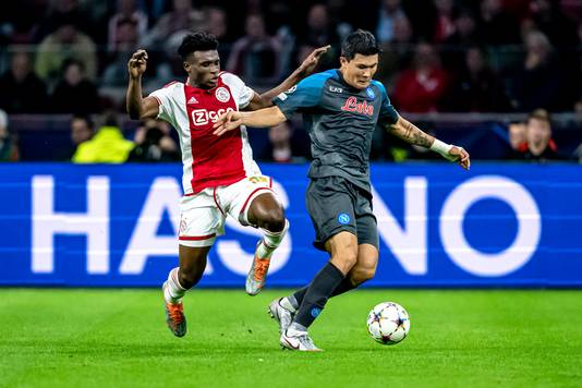 Kim in un duello con il giocatore dell'Ajax Mohamed Kudos.