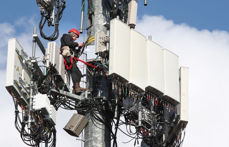 Toevoeging van 5G-apparatuur aan 4G-mast. Beeld Getty Images