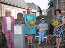 Buste Vincents moeder in voortuin Van Goghhuis eindelijk onthuld