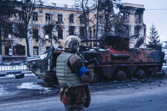 Een militair wandelt voorbij een vernielde Russische tank in Charkov (archiefbeeld). 