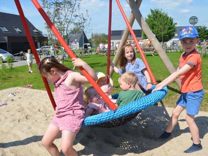 Nieuw speelterrein in Denderwindeke officieel geopend onder stralend zonnetje: “Speelplein in elk dorp zorgt mee voor verbinding”