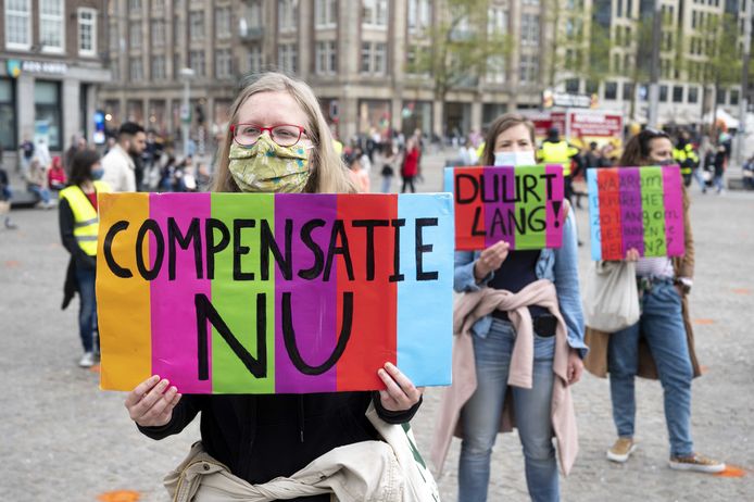 Gedupeerden van het toeslagenschandaal 10 dagen geleden bij een demonstratie op de Dam. Met het protest willen de slachtoffers van de toeslagenaffaire maatschappelijke steun vragen.