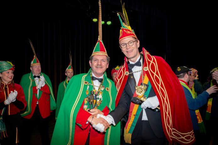 Wilfried Foesenek (l) krijgt de Boemeldoncker uitgereikt uit handen van Prins Kaaff LIV.