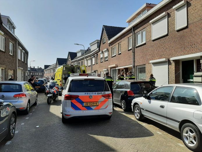 In een woning in de Van Alkemadestraat werd woendagmiddag een vrouw neergestoken.
