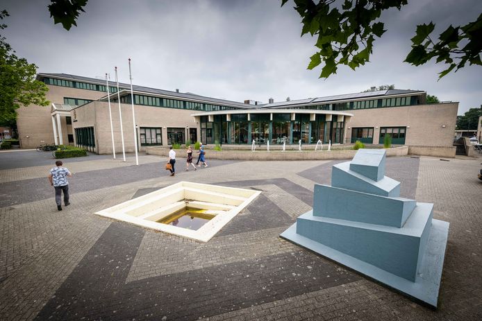 Volgens betrokkenen staat er een ‘vies en gevaarlijk kunstwerk’ voor het gemeentehuis in Emmeloord.
